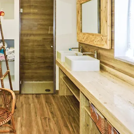 Awesome In W/ Wifi And 8 Bedrooms Dom wakacyjny Sande (Porto)