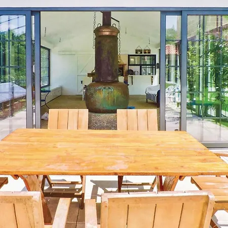 Dom wakacyjny Awesome In W/ Wifi And 8 Bedrooms *